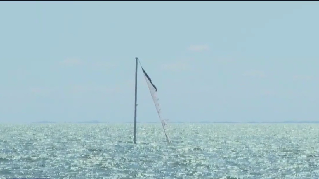Sunken sailboat drawing attention near Vinoy Park